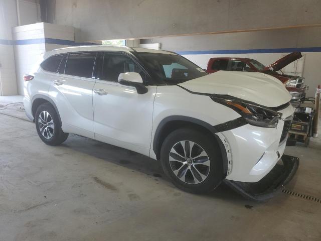 5TDGZRAH1MS519669 - 2021 TOYOTA HIGHLANDER XLE WHITE photo 4