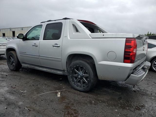 3GNTKGE30BG341990 - 2011 CHEVROLET AVALANCHE LTZ SILVER photo 2