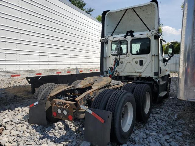 1FUGGED58FLGC1952 - 2015 FREIGHTLINER CASCADIA WHITE photo 4