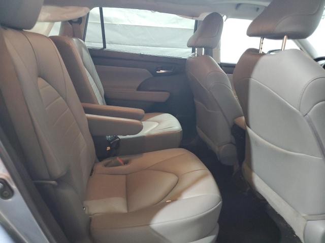 5TDGZRBHXLS014498 - 2020 TOYOTA HIGHLANDER XLE Silber Foto 11