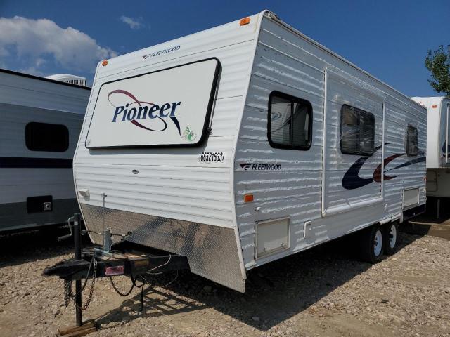 1EB1C212551500954 - 2005 FLEETWOOD PIONEER WHITE photo 2