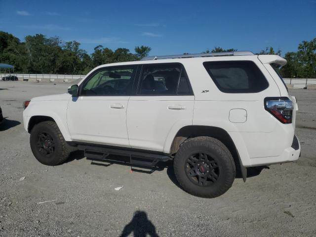 JTEBU5JR7J5558497 - 2018 TOYOTA 4RUNNER SR5/SR5 PREMIUM Белый фото 2