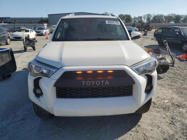 JTEBU5JR7J5558497 - 2018 TOYOTA 4RUNNER SR5/SR5 PREMIUM Белый фото 5