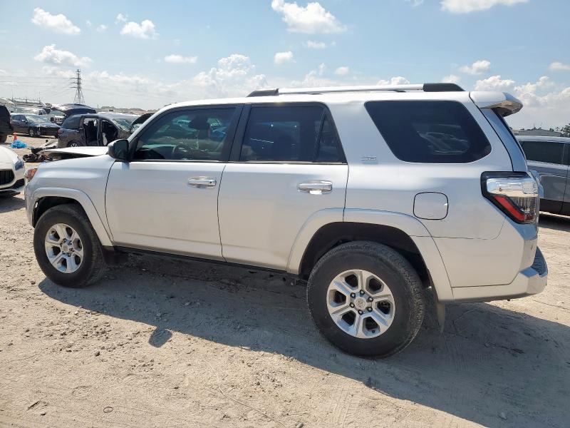 JTEEU5JRXN5261467 - 2022 TOYOTA 4RUNNER SR5 SILVER photo 2