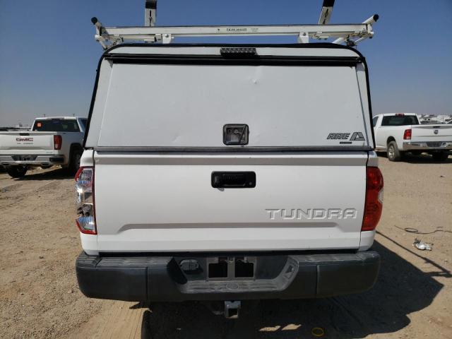 5TFRM5F10JX132869 - 2018 TOYOTA TUNDRA DOUBLE CAB SR/SR5 WHITE photo 6