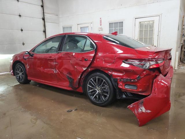 4T1G11AK1MU486510 - 2021 TOYOTA CAMRY SE RED photo 2