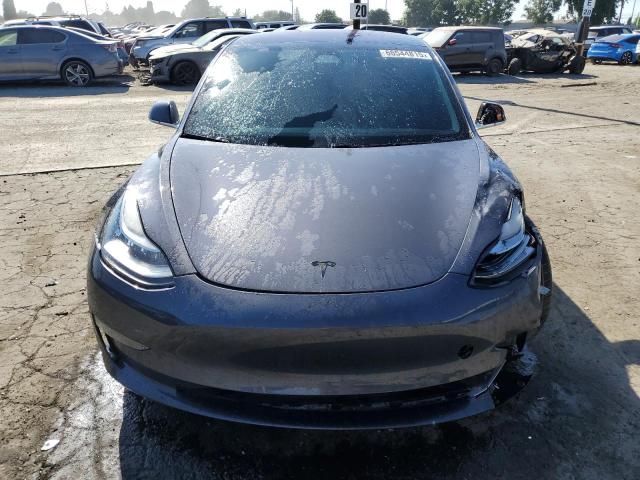 5YJ3E1EB5JF185311 - 2018 TESLA MODEL 3 رمادي صورة 5