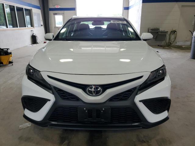 4T1T11AK6RU863516 - 2024 TOYOTA CAMRY SE NIGHT SHADE WHITE photo 5
