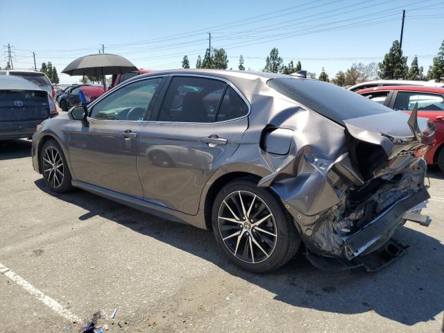 4T1G11AK1NU648797 - 2022 TOYOTA CAMRY SE GRAY photo 2