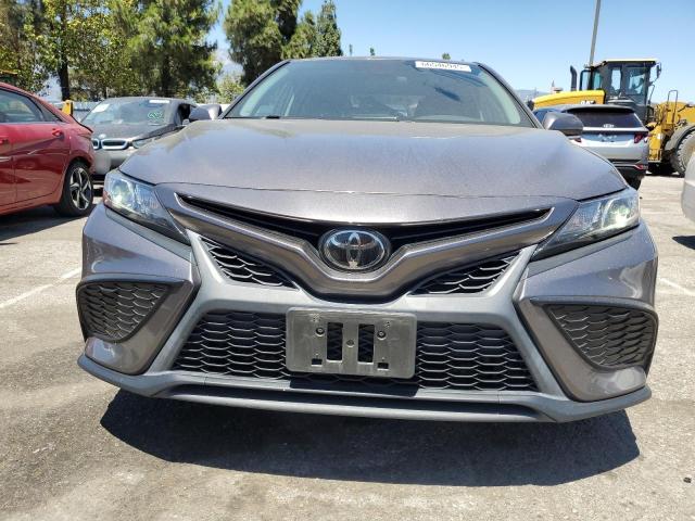 4T1G11AK1NU648797 - 2022 TOYOTA CAMRY SE GRAY photo 5