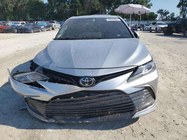 4T1C11AK1MU574102 - 2021 TOYOTA CAMRY LE 银色 照片 5