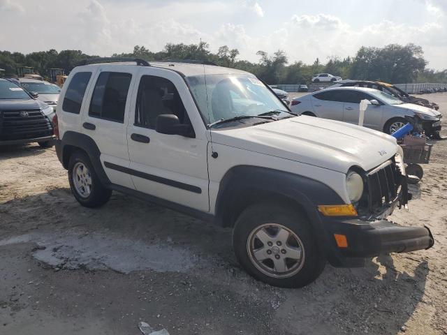 1J4GL48K35W592267 - 2005 JEEP LIBERTY SPORT WHITE photo 4