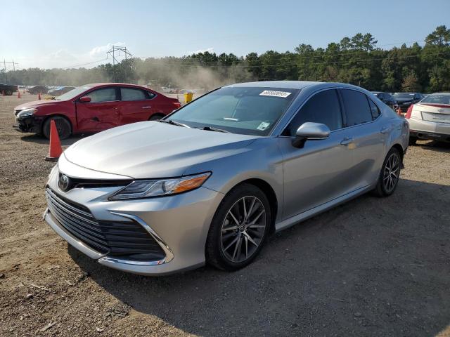 4T1F11AK1MU584626 - 2021 TOYOTA CAMRY XLE فضي صورة 1