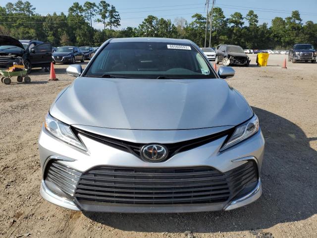 4T1F11AK1MU584626 - 2021 TOYOTA CAMRY XLE فضي صورة 5