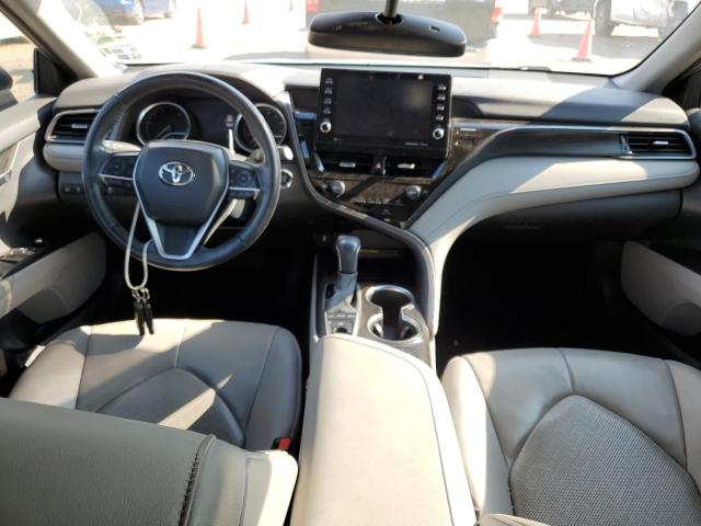 4T1F11AK1MU584626 - 2021 TOYOTA CAMRY XLE فضي صورة 8