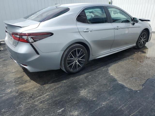 4T1G11AK9RU882403 - 2024 TOYOTA CAMRY SE NIGHT SHADE SILVER photo 3