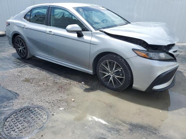 4T1G11AK9RU882403 - 2024 TOYOTA CAMRY SE NIGHT SHADE SILVER photo 4