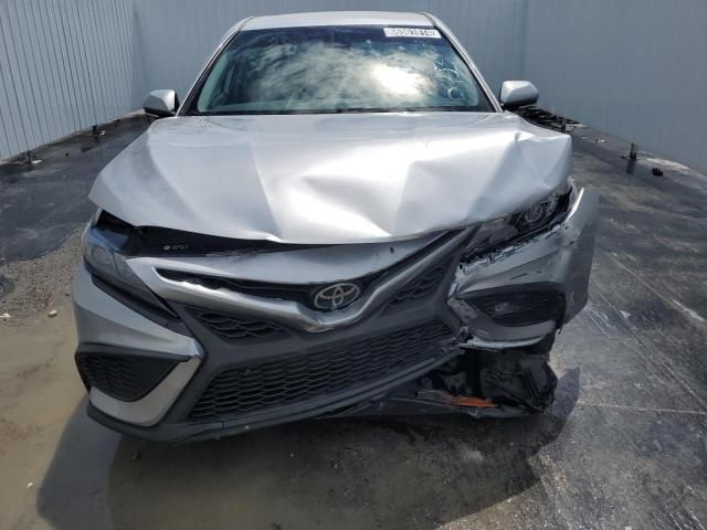 4T1G11AK9RU882403 - 2024 TOYOTA CAMRY SE NIGHT SHADE SILVER photo 5