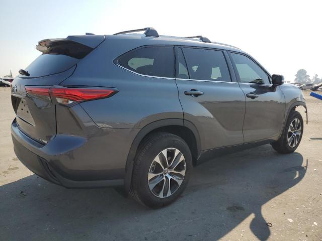5TDGZRBHXNS573956 - 2022 TOYOTA HIGHLANDER XLE GRAY photo 3