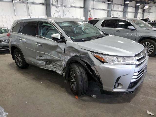 5TDJZRFH6HS507232 - 2017 TOYOTA HIGHLANDER SE SILVER photo 4