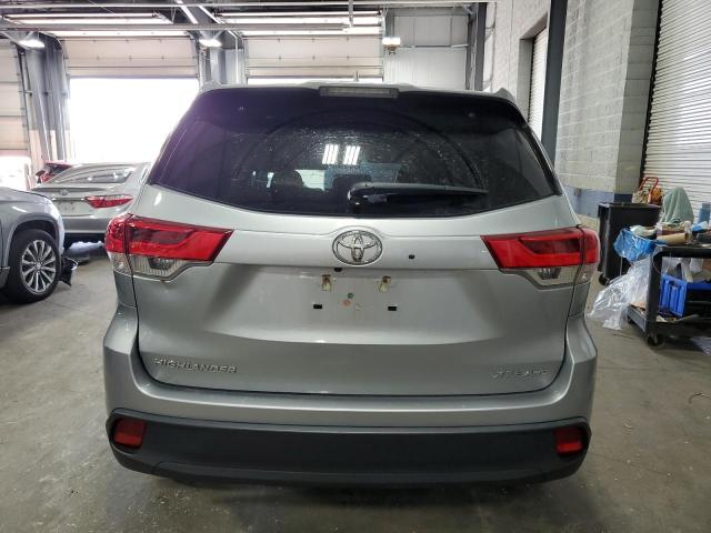 5TDJZRFH6HS507232 - 2017 TOYOTA HIGHLANDER SE SILVER photo 6