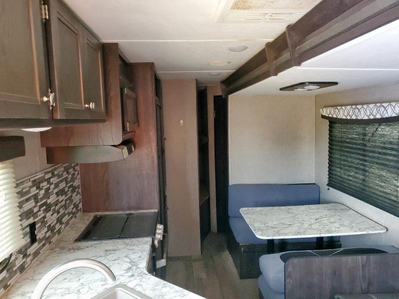 4YDT26222KH950077 - 2019 KEYSTONE TRAILER TWO TONE photo 6