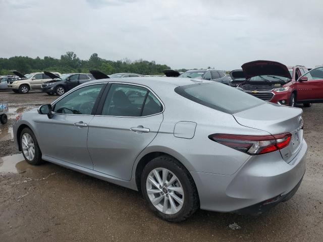 4T1R11BKXNU047850 - 2022 TOYOTA CAMRY LE SILVER photo 2