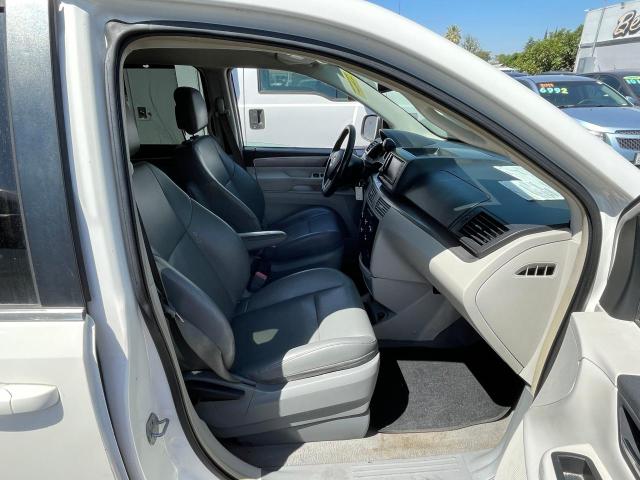 2V4RW3DG9BR641970 - 2011 VOLKSWAGEN ROUTAN SE WHITE photo 5