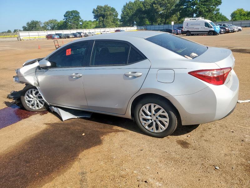 5YFBURHE5JP790873 - 2018 TOYOTA COROLLA L SILVER photo 2
