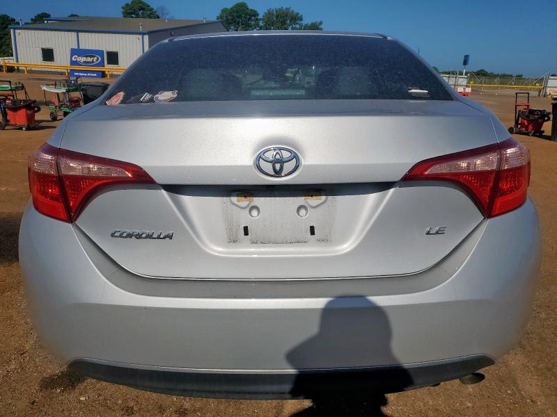 5YFBURHE5JP790873 - 2018 TOYOTA COROLLA L SILVER photo 6