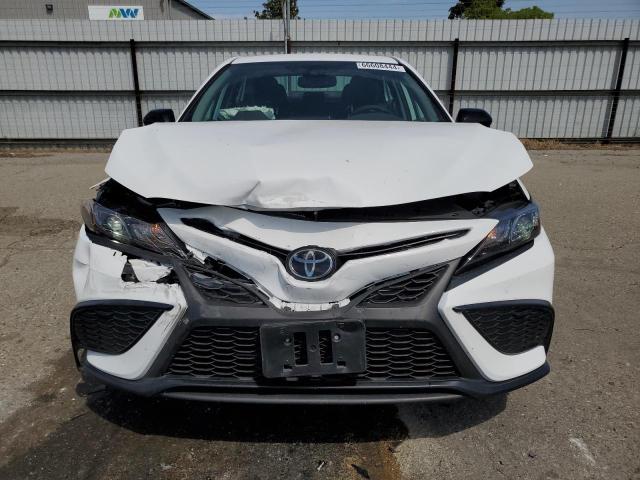 4T1T11AK9RU208282 - 2024 TOYOTA CAMRY SE NIGHT SHADE WHITE photo 5