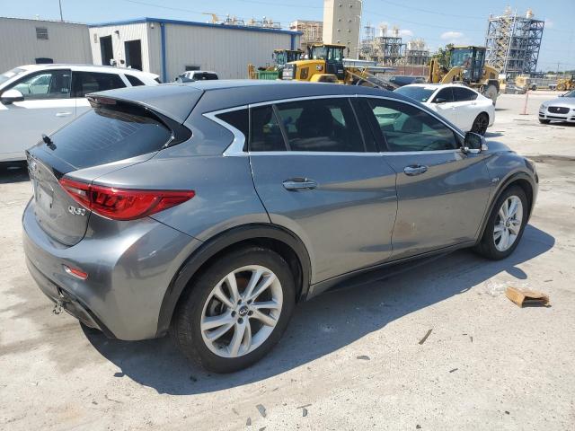 SJKCH5CP5JA052275 - 2018 INFINITI QX30 BASE فضي صورة 3