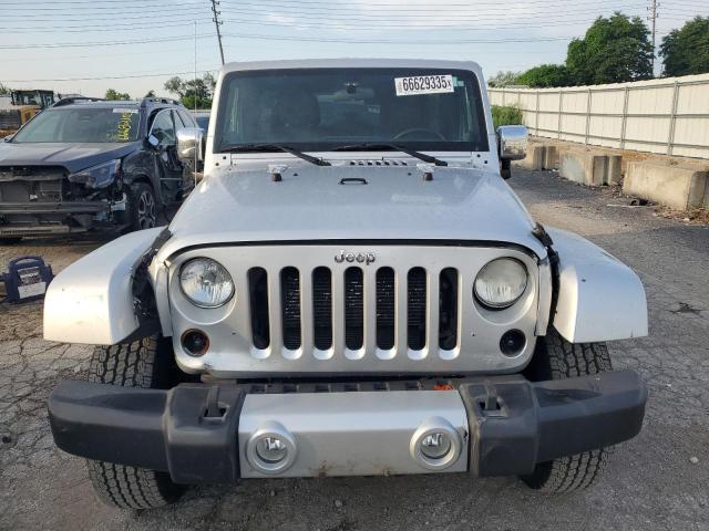 1C4BJWEG0CL274977 - 2012 JEEP WRANGLER U SAHARA Արծաթագույն լուսանկար 5