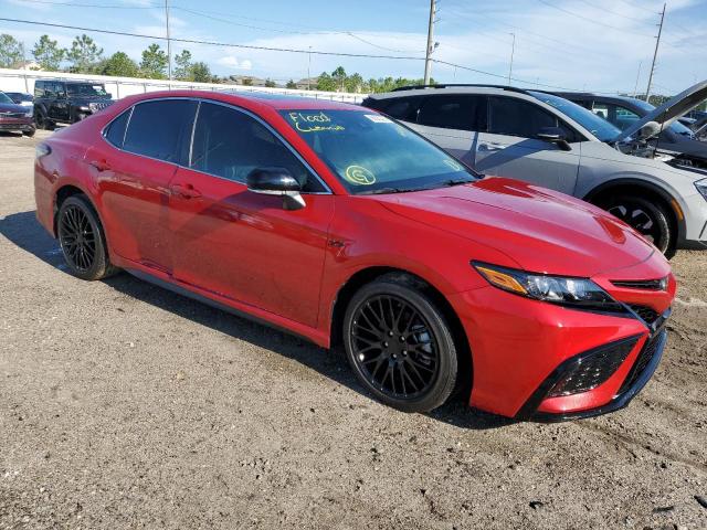 4T1T11AK6PU089507 - 2023 TOYOTA CAMRY SE NIGHT SHADE RED photo 4