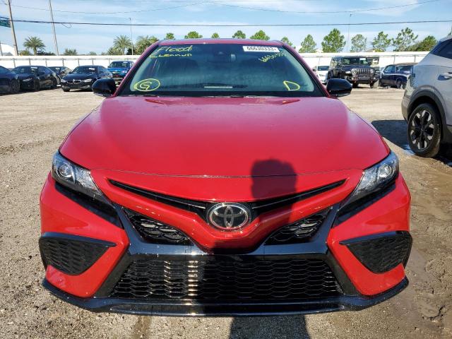 4T1T11AK6PU089507 - 2023 TOYOTA CAMRY SE NIGHT SHADE RED photo 5