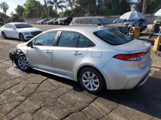 5YFEPMAE8NP272747 - 2022 TOYOTA COROLLA LE SILVER photo 2