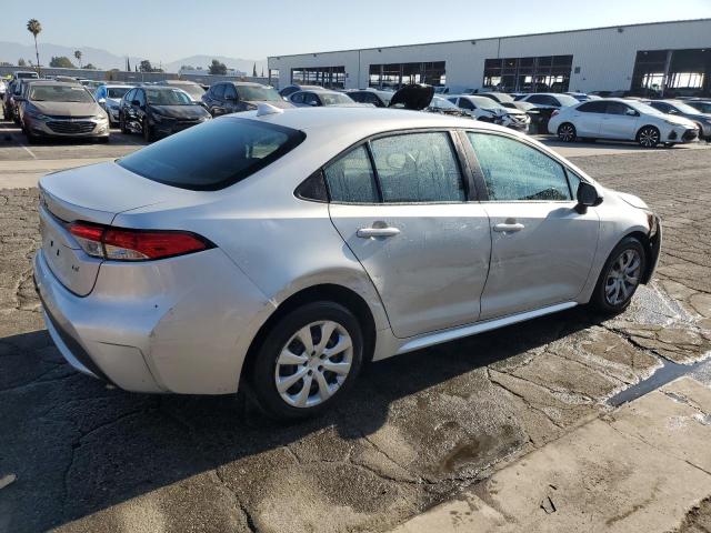 5YFEPMAE8NP272747 - 2022 TOYOTA COROLLA LE SILVER photo 3