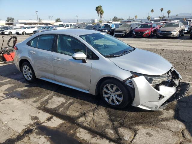 5YFEPMAE8NP272747 - 2022 TOYOTA COROLLA LE SILVER photo 4