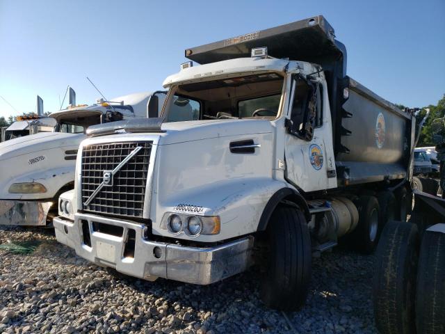 4V5K99EJ6GN960196 - 2016 VOLVO VHD WHITE photo 2