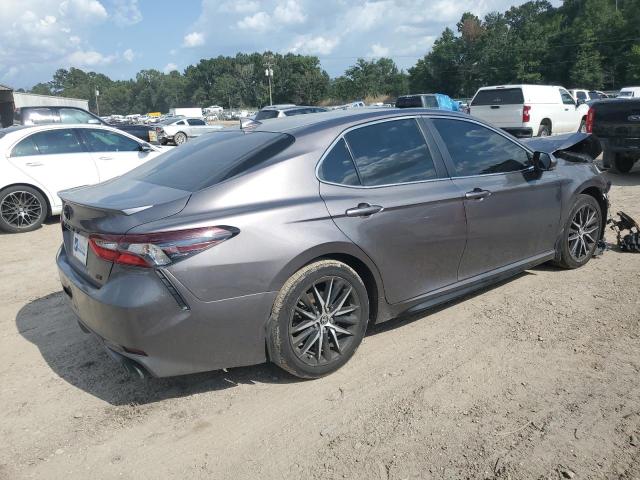 4T1T11AK0MU427950 - 2021 TOYOTA CAMRY SE GRAY photo 3
