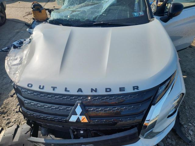 JA4J3VA83RZ071547 - 2024 MITSUBISHI OUTLANDER SE WHITE photo 12