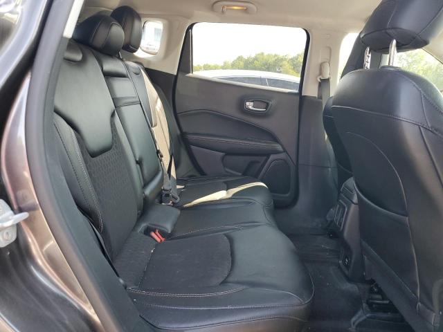 3C4NJDBB6JT153222 - 2018 JEEP COMPASS LATITUDE Մոխրագույն լուսանկար 11