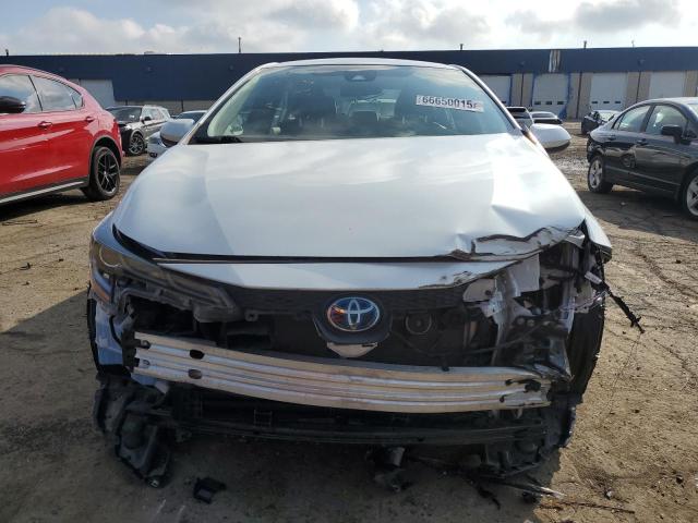 JTDEAMDE4NJ038378 - 2022 TOYOTA COROLLA LE WHITE photo 5