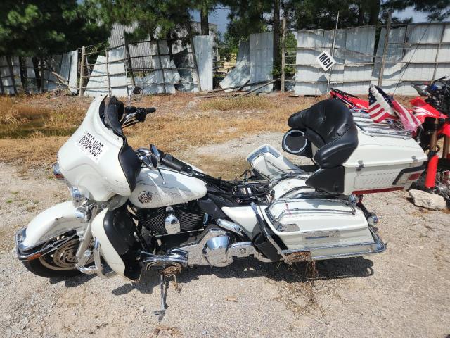 1HD1FCW392Y660319 - 2002 HARLEY-DAVIDSON FLHTCUI Weiß Foto 3