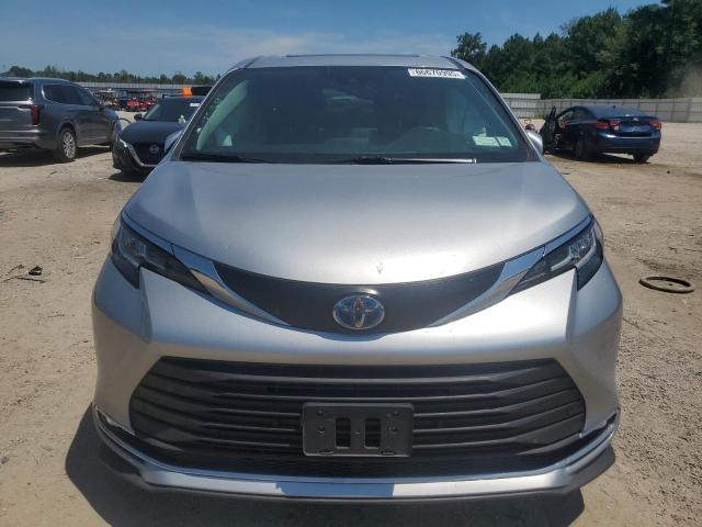 5TDYSKFC3PS098717 - 2023 TOYOTA SIENNA XLE 银色 照片 5