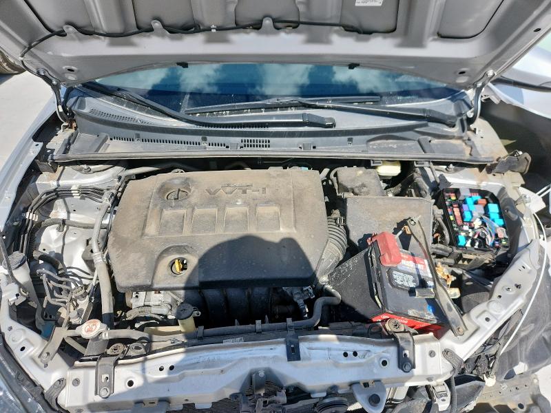 5YFBURHE4JP797796 - 2018 TOYOTA COROLLA L 银色 照片 11