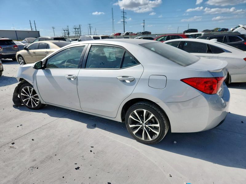 5YFBURHE4JP797796 - 2018 TOYOTA COROLLA L 银色 照片 2