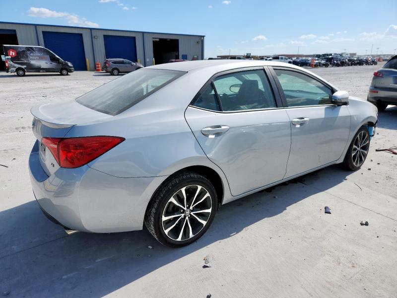 5YFBURHE4JP797796 - 2018 TOYOTA COROLLA L 银色 照片 3