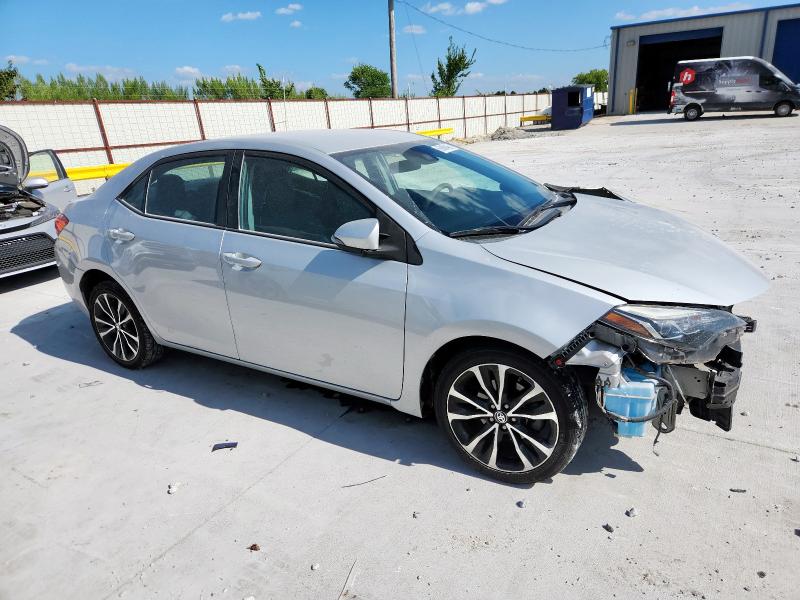 5YFBURHE4JP797796 - 2018 TOYOTA COROLLA L 银色 照片 4