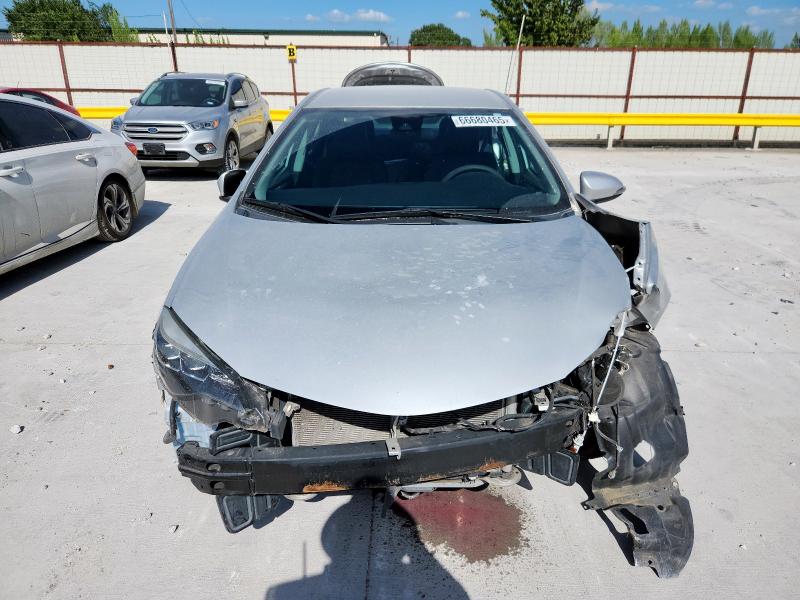 5YFBURHE4JP797796 - 2018 TOYOTA COROLLA L 银色 照片 5